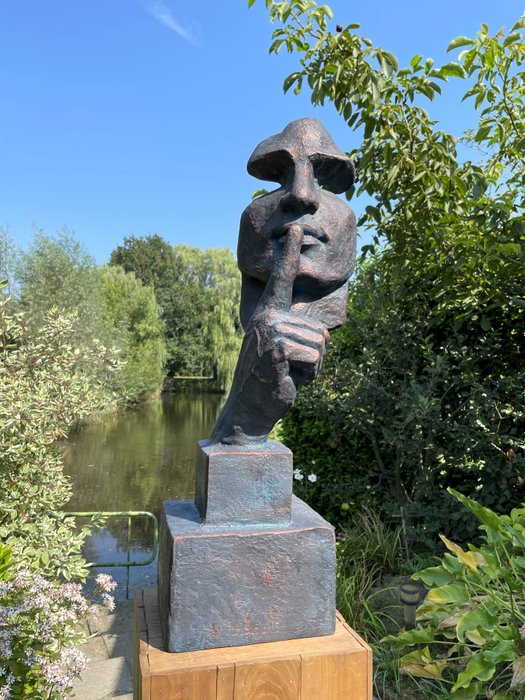 Udendørsskulptur "Silence" Man met wijsvinger voor zijn lippen - 78 cm - Polystone