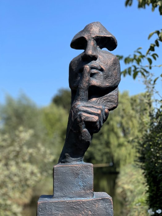 Udendørsskulptur "Silence" Man met wijsvinger voor zijn lippen - 78 cm - Polystone