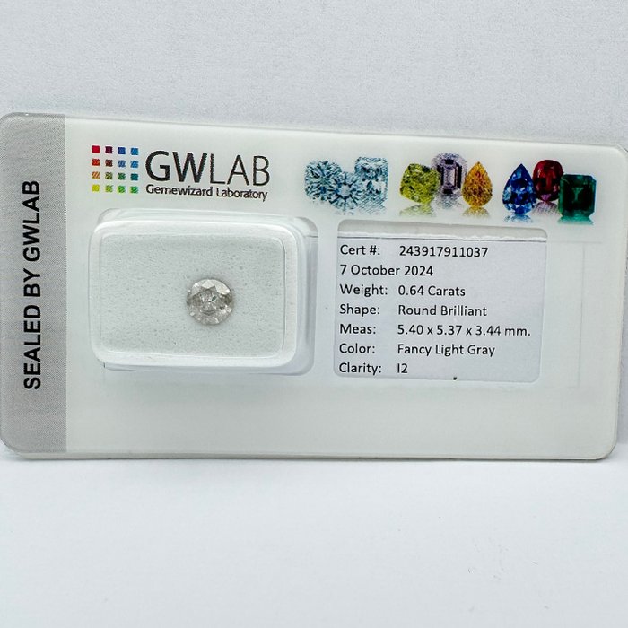 Ingen mindstepris - 1 pcs Diamant  (Naturfarvet)  - 0.64 ct - Rund - Fancy light Grå - I2 - Gemewizard Gemological Laboratory (GWLab)