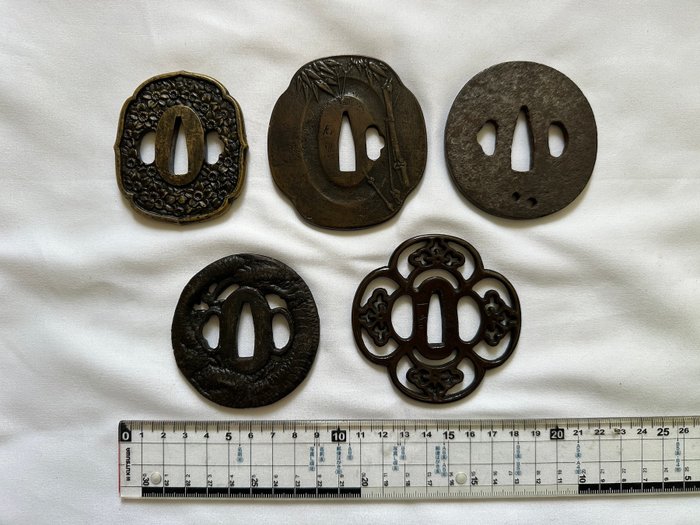 Parti med fem antikke japanske Tsuba Iron Katana Samurai - Jern - Ishiguro 石黒 , Ichinomiya  一宮 - Japan - Edo-perioden (1600-1868)