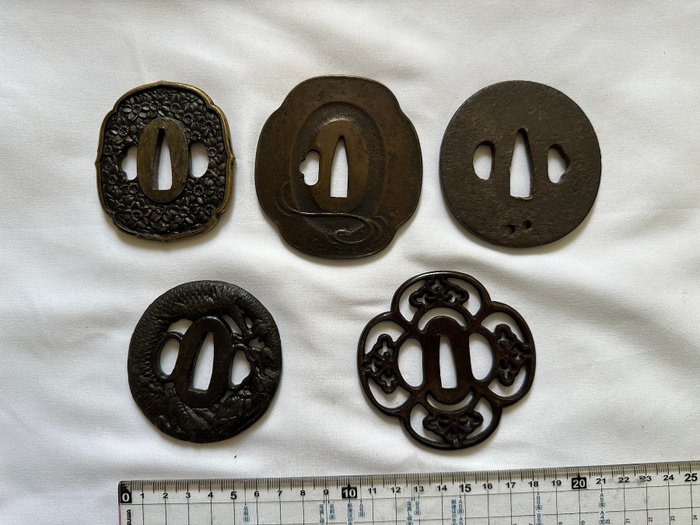 Parti med fem antikke japanske Tsuba Iron Katana Samurai - Jern - Ishiguro 石黒 , Ichinomiya  一宮 - Japan - Edo-perioden (1600-1868)