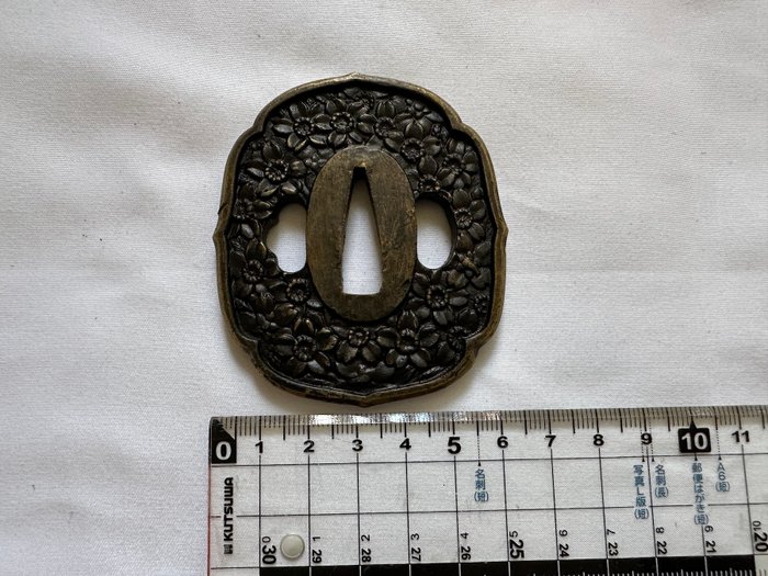 Parti med fem antikke japanske Tsuba Iron Katana Samurai - Jern - Ishiguro 石黒 , Ichinomiya  一宮 - Japan - Edo-perioden (1600-1868)