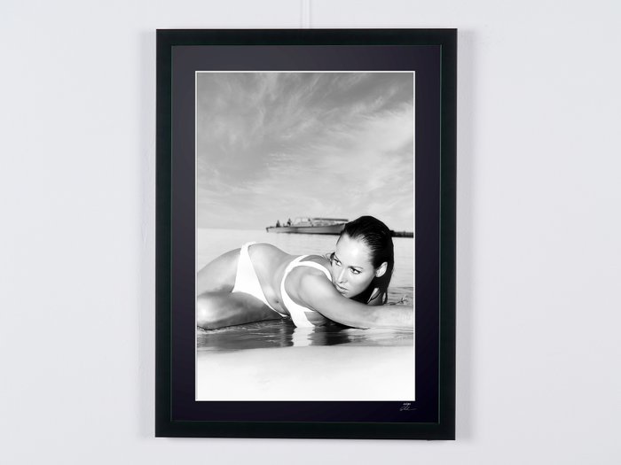 James Bond 007: Dr. No, Ursula Andress on Promo shot 1962 - Fine Art Photography - Luxury Wooden Framed 70X50 cm - Limited Edition Nr 02 of 30 - Serial ID 70007 - Original Certificate (COA), Hologram Logo Editor and QR Code - 100% New items.