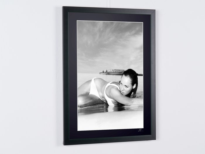 James Bond 007: Dr. No, Ursula Andress on Promo shot 1962 - Fine Art Photography - Luxury Wooden Framed 70X50 cm - Limited Edition Nr 02 of 30 - Serial ID 70007 - Original Certificate (COA), Hologram Logo Editor and QR Code - 100% New items.