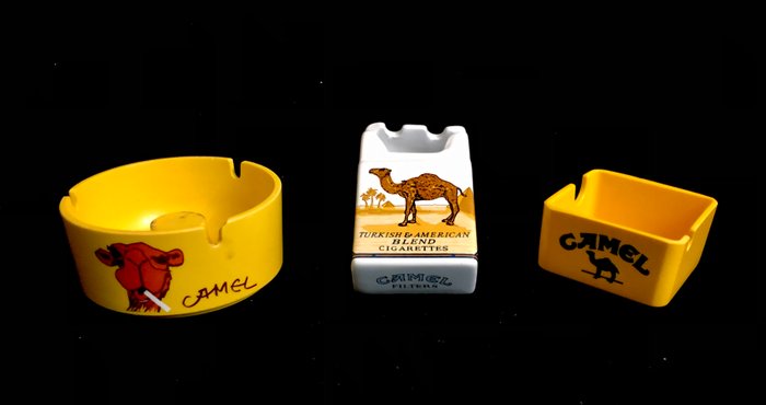 CAMEL - Askebæger  (3) - A collection - set of three vintage advertising ashtrays from the famous tobacco brand CAMEL. - Porcelæn, hård plast