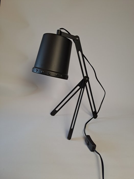 Home Collection - Bordlampe - Pulverlakeret stål - Bucket Tripod Lampe