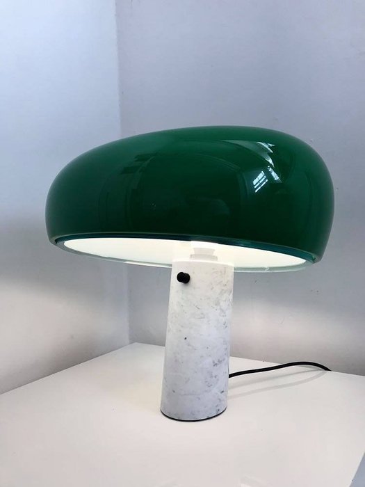 Flos - Achille Castiglioni - Lampe - Grøn Snoopy - Fod i hvid Carrara marmor og aluminium diffuser