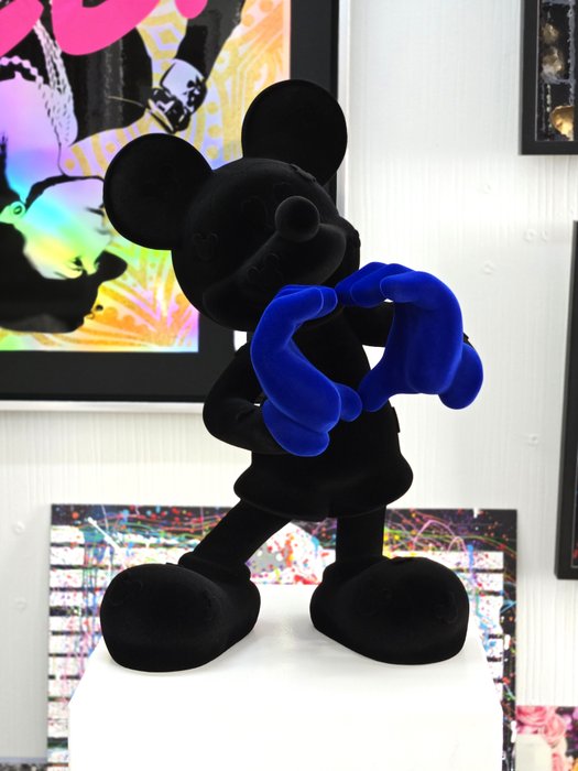 Patryk Konrad - Mickey love - soft black resin sculpture with blue hands - limited edition