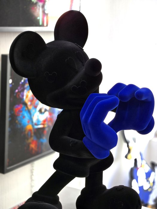 Patryk Konrad - Mickey love - soft black resin sculpture with blue hands - limited edition