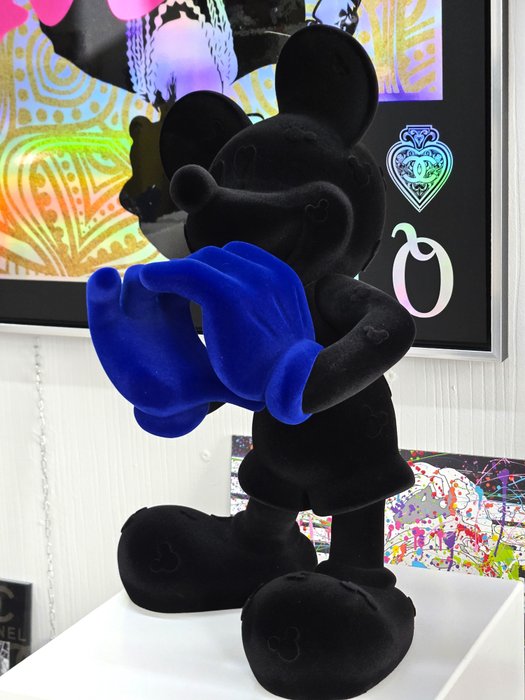 Patryk Konrad - Mickey love - soft black resin sculpture with blue hands - limited edition