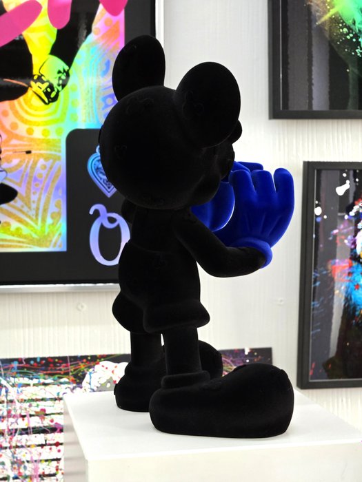 Patryk Konrad - Mickey love - soft black resin sculpture with blue hands - limited edition