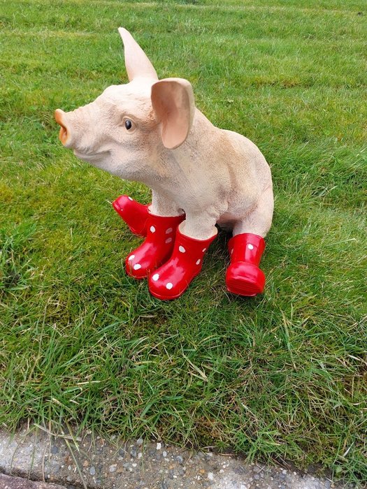 Statue, young pig with boots - 29 cm - polyresin