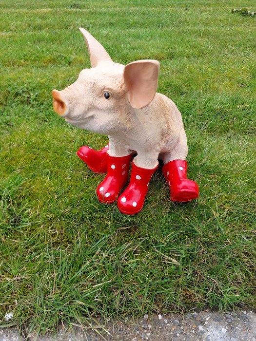 Statue young pig with boots - 29 cm - polyresin