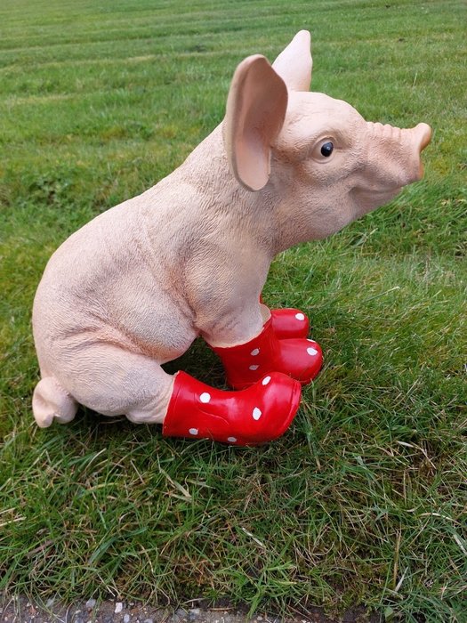 Statue, young pig with boots - 29 cm - polyresin