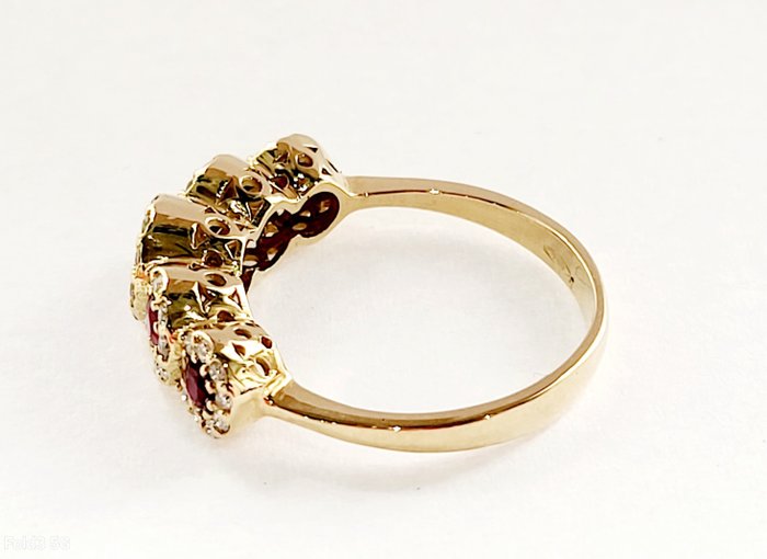 Ring - 18 kraat Gulguld -  2.72ct. tw. Rubin - Diamant