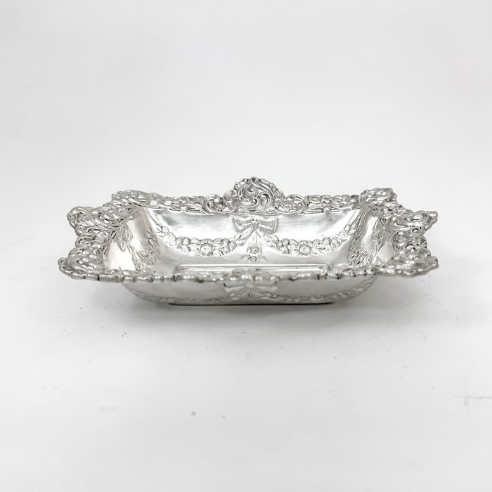 Oblong bonbon basket embossed with bows, garlands and scrolls - Cornelius Desormeaux Saunders  James Francis Hollings (Frank) Shepherd - Fad til søde sager - .925 sølv