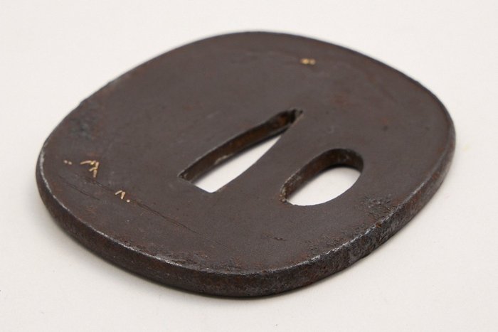 Tsuba med guld og sølv indlæg med trækasse - Japan - Edo-perioden (1600-1868)