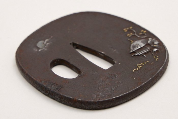 Tsuba med guld og sølv indlæg med trækasse - Japan - Edo-perioden (1600-1868)