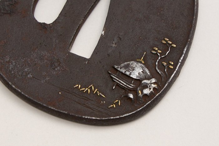 Tsuba med guld og sølv indlæg med trækasse - Japan - Edo-perioden (1600-1868)