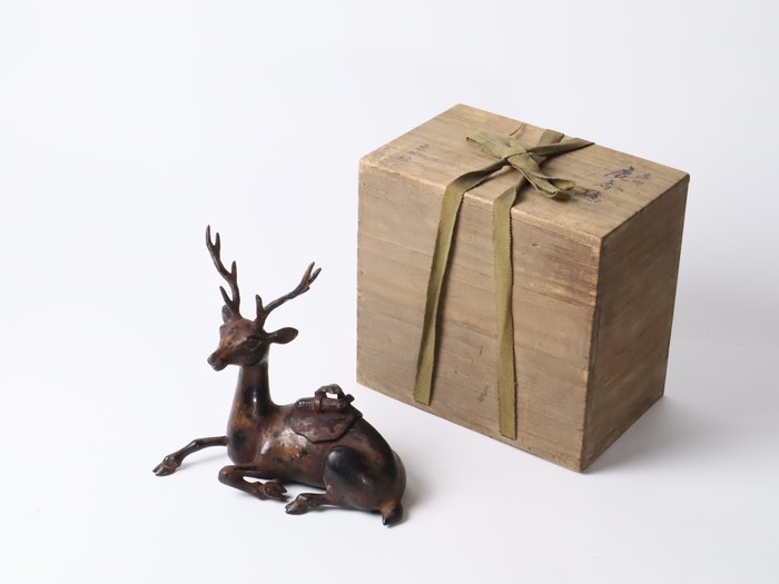 Deer Incense Burner 色絵銅 鹿香炉 with Wooden Box - Statue Kobber - Japan