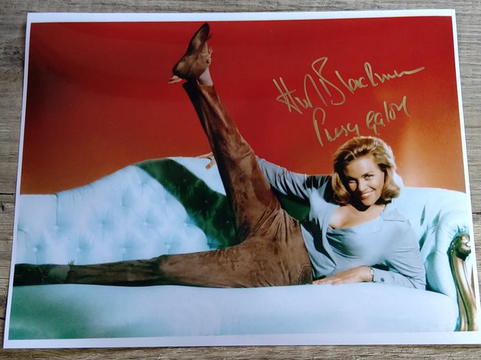 James Bond 007: Goldfinger - Honor Blackman (+) "Pussy Galore" - Signed photo with COA