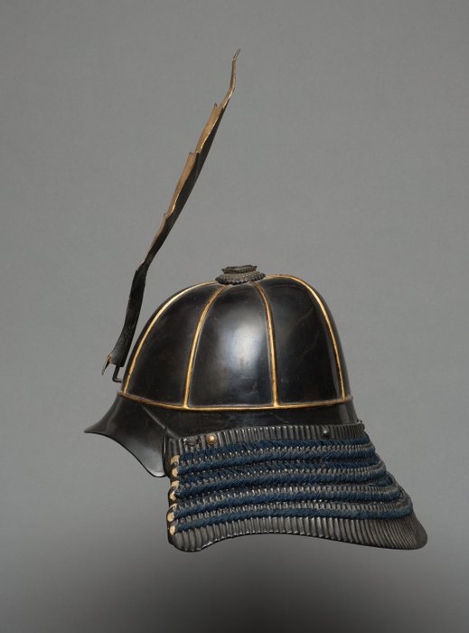 Suji'bachi kabuto (hjelm med kamme) med bladguld 'egeblad'-maedate - Bomuld Silke Jern lak metal forgyldt træ - Japan - 1800-tallet (Sene Edo-periode/Meiji-periode)