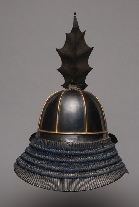 Suji'bachi kabuto (hjelm med kamme) med bladguld 'egeblad'-maedate - Bomuld Silke Jern lak metal forgyldt træ - Japan - 1800-tallet (Sene Edo-periode/Meiji-periode)