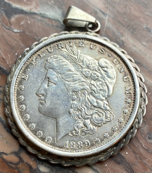 Förenta staterna. 1889 Morgan Silver Dollar, mounted in a removable .835 Silver Bezel  (Ingen mindstepris)