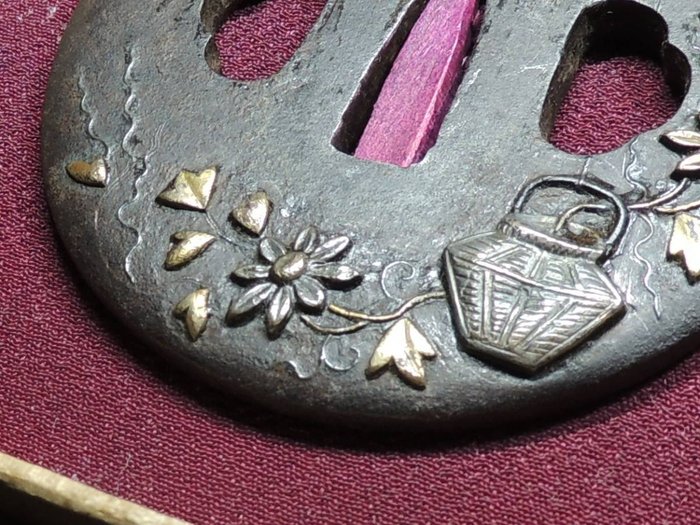 Blomsterdesign Tsuba - Edo-perioden (1600-1868)