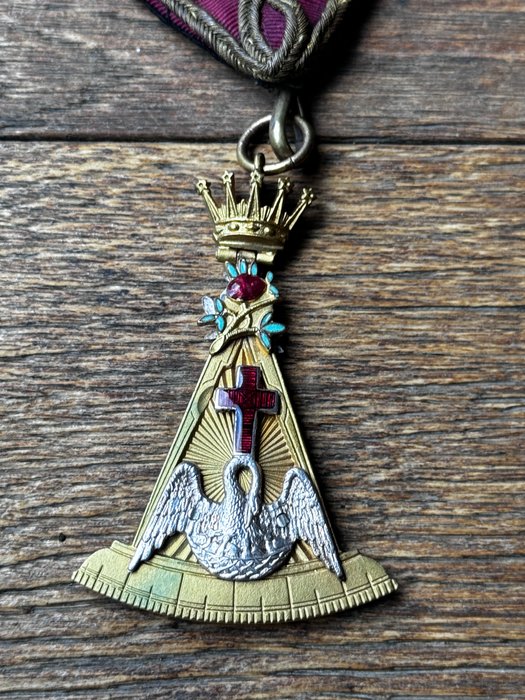 Storbritannien - Medalje - Circa 1870 Old Design Ceremony used Masonic Rose Croix 18th Degree Collar  Jewel incl 2 pins - 1870