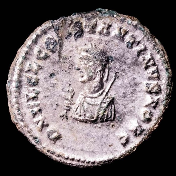 Romarriket. Constantine II (AD 337-340). Follis Minted in Heraclea, 317 A.D. PROVIDEN-TIAE CAESS, Campgate  (Ingen mindstepris)