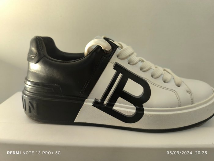 Balmain - Sneakers - Størelse: Shoes / EU 37