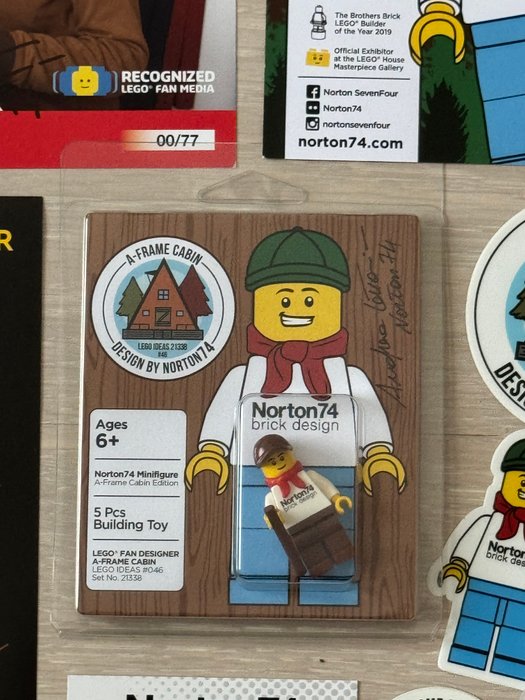 Lego - Minifigurer - Norton74 Minifigure A-Frame Cabin Edition - Andrea Lattazio, designer Lego IDEAS A-Frame Cabin 21338 - 2020+ - Italien