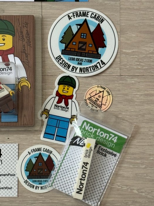 Lego - Minifigurer - Norton74 Minifigure A-Frame Cabin Edition - Andrea Lattazio, designer Lego IDEAS A-Frame Cabin 21338 - 2020+ - Italien