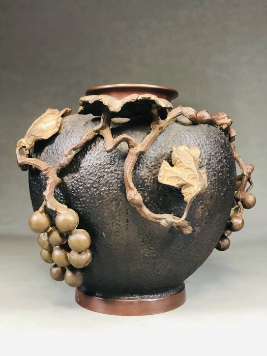 Vase - Bronze, Relief skulptur vase med et druemotiv 'Dai Nippon Bunsei nen' 大日本文政年 - Japan