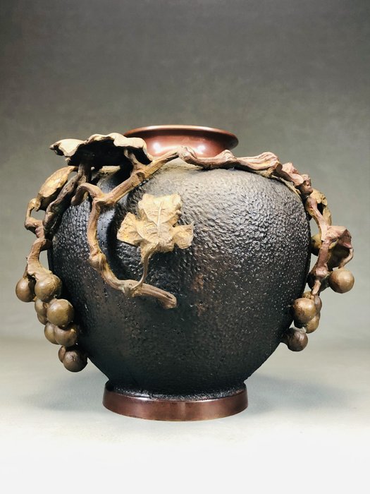 Vase - Bronze, Relief skulptur vase med et druemotiv 'Dai Nippon Bunsei nen' 大日本文政年 - Japan