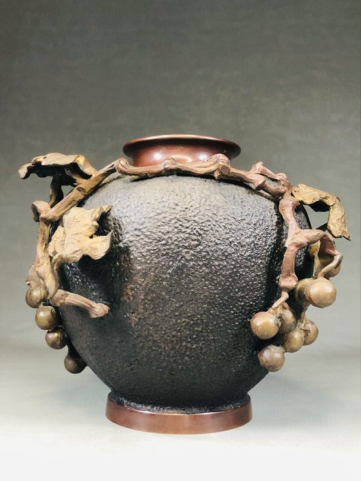 Vase - Bronze, Relief skulptur vase med et druemotiv 'Dai Nippon Bunsei nen' 大日本文政年 - Japan