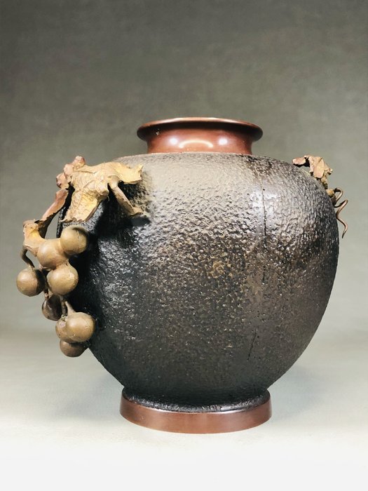 Vase - Bronze, Relief skulptur vase med et druemotiv 'Dai Nippon Bunsei nen' 大日本文政年 - Japan