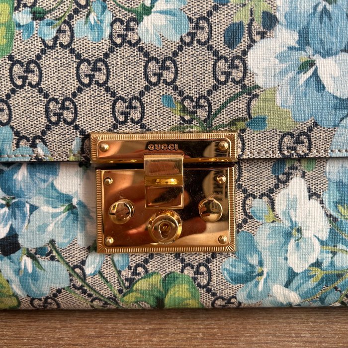 Gucci - GG Supreme Monogram Blooms Medium Padlock Shoulder Bag Beige Blue Navy Hibiscus Red - Håndtaske