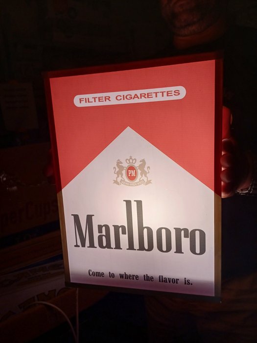 Illuminated advertising sign for Marlboro cigarettes - Reklameskilt med baggrundsbelysning - Metal, Plast