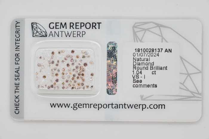 Ingen mindstepris - 1 pcs Diamant  (Naturfarvet)  - 104 ct - Rund - Light Gullig Rosa Brun - I3 VS1 - Gem Report Antwerp (GRA)