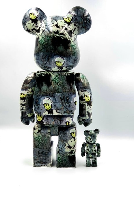 Banksy X Brandalism X Medicom Toy Be@rbrick - Banksy Riot Cop 400%  100% Bearbrick 2021