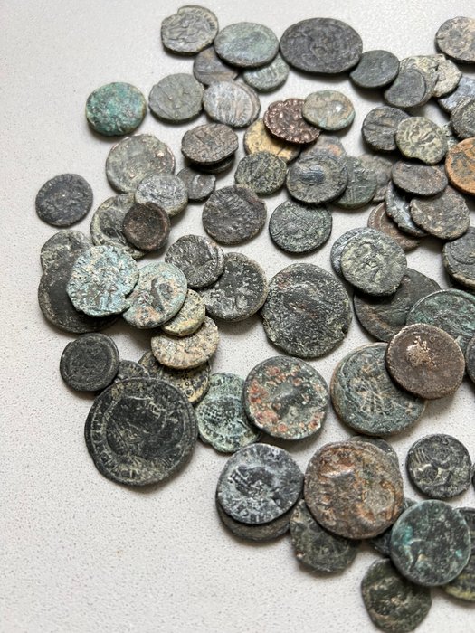 Romarriket. Lot of 100 Æ coins. Different mints and emperors  (Ingen mindstepris)