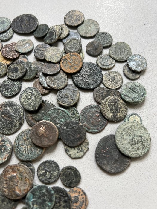 Romarriket. Lot of 100 Æ coins. Different mints and emperors  (Ingen mindstepris)