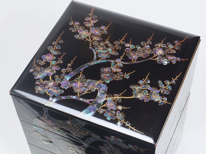 Plum Blossom Design Mother-of-Pearl Inlay 4-Tier Jubako 重箱 Bento Box with Wooden Box - Boks - Lakeret træ