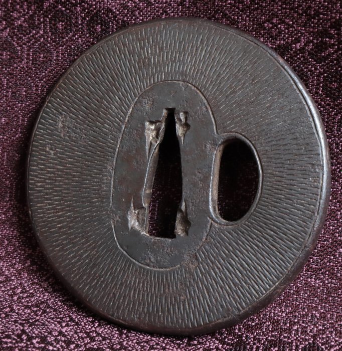 Lineær gravering Rund Sword Guard 168g med trækasse - Edo-perioden (1600-1868)