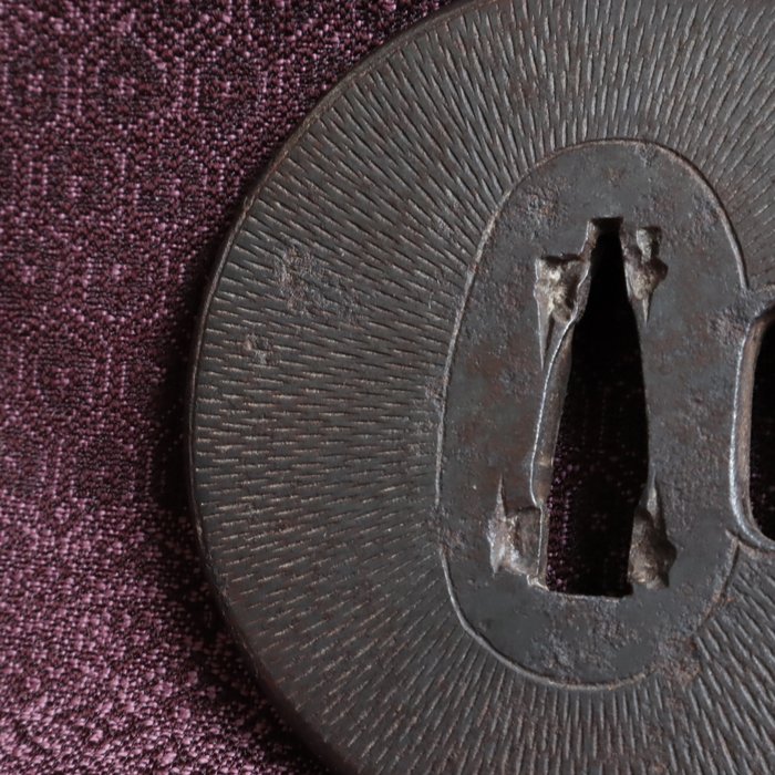 Lineær gravering Rund Sword Guard 168g med trækasse - Edo-perioden (1600-1868)