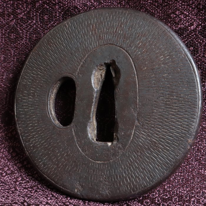 Lineær gravering Rund Sword Guard 168g med trækasse - Edo-perioden (1600-1868)