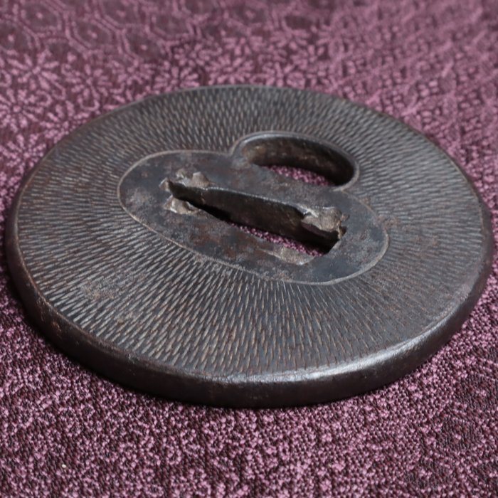 Lineær gravering Rund Sword Guard 168g med trækasse - Edo-perioden (1600-1868)