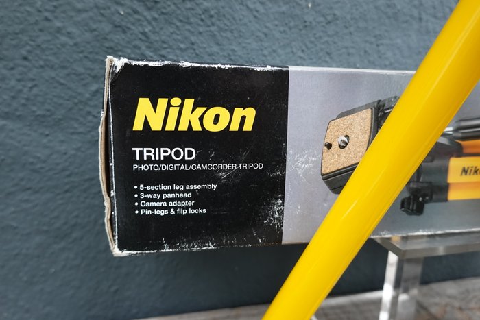 Nikon Tripot geel met merknaam Analogt kamera